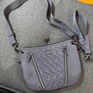 Lug Swivel Expandable Crossbody Purse in Gray